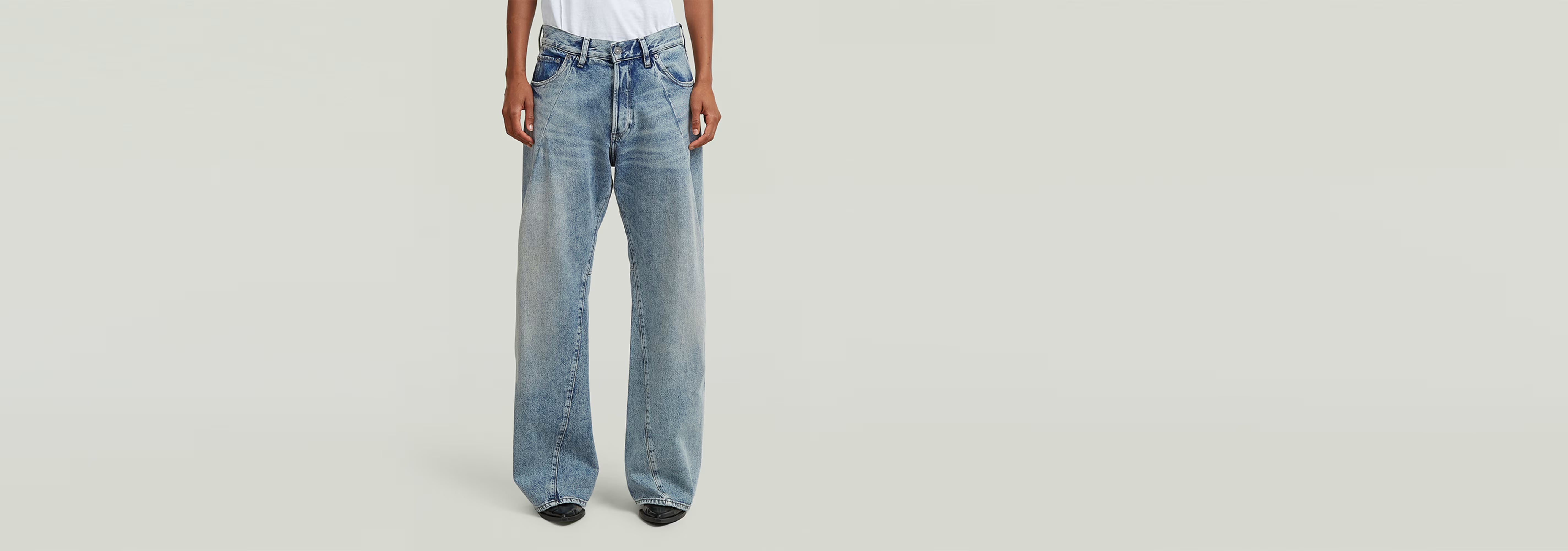 Jeans Contor Barrel Wide Pleat con corte holgado y talle bajo, resaltando su estilo contemporáneo.