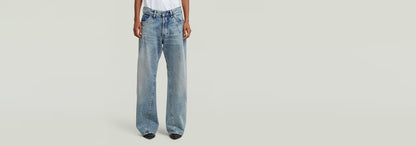 Jeans Contor Barrel Wide Pleat con corte holgado y talle bajo, resaltando su estilo contemporáneo.