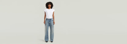 Mujer con camiseta blanca y jeans Contor Barrel Wide Pleat de corte holgado y talle bajo.