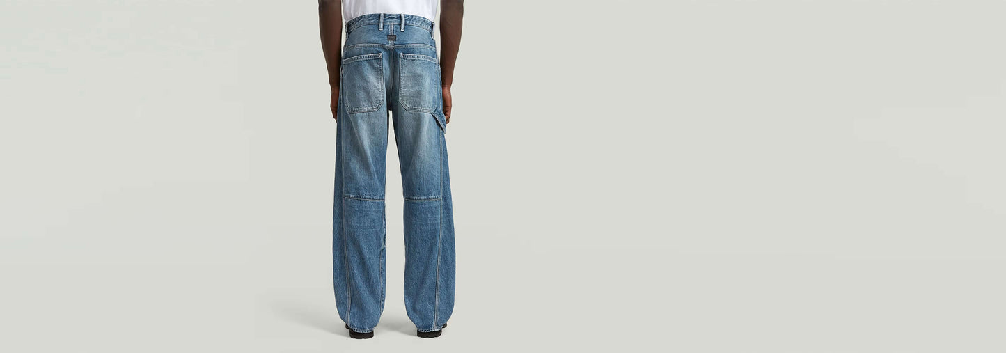 Jeans Contor Loose Carpenter mostrando la parte trasera de un diseño de corte holgado en denim greencast.