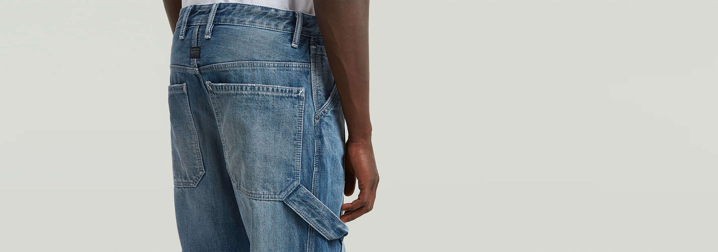 Detalles de los Jeans Contor Loose Carpenter desde atrás, mostrando su diseño y construcción anatómica.