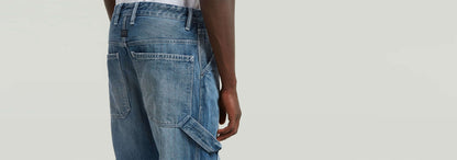 Detalles de los Jeans Contor Loose Carpenter desde atrás, mostrando su diseño y construcción anatómica.