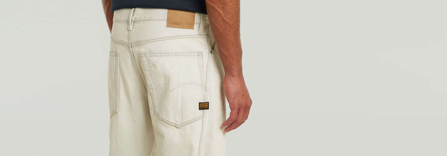 Detalle de los Jeans Contor Regular, mostrando el corte regular y la etiqueta G-STAR en la parte trasera.