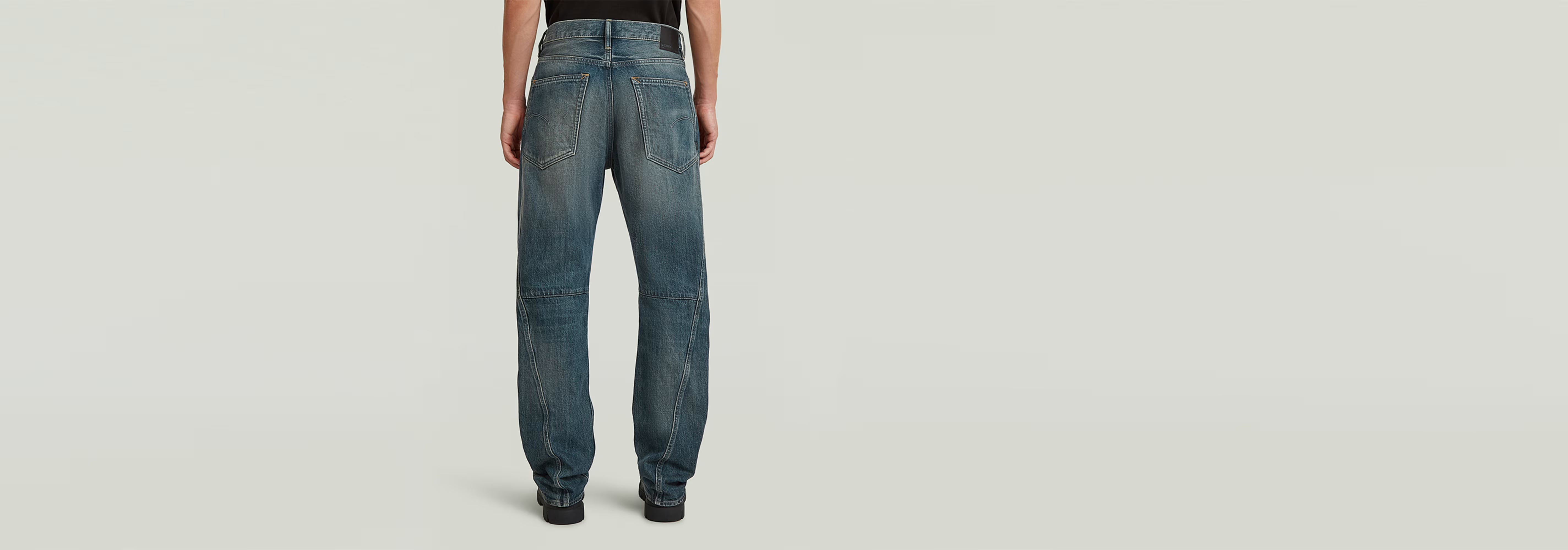 Jeans Contor Regular, vista trasera, estilo 3D, corte regular, parte de la colección Anatomic Denim.