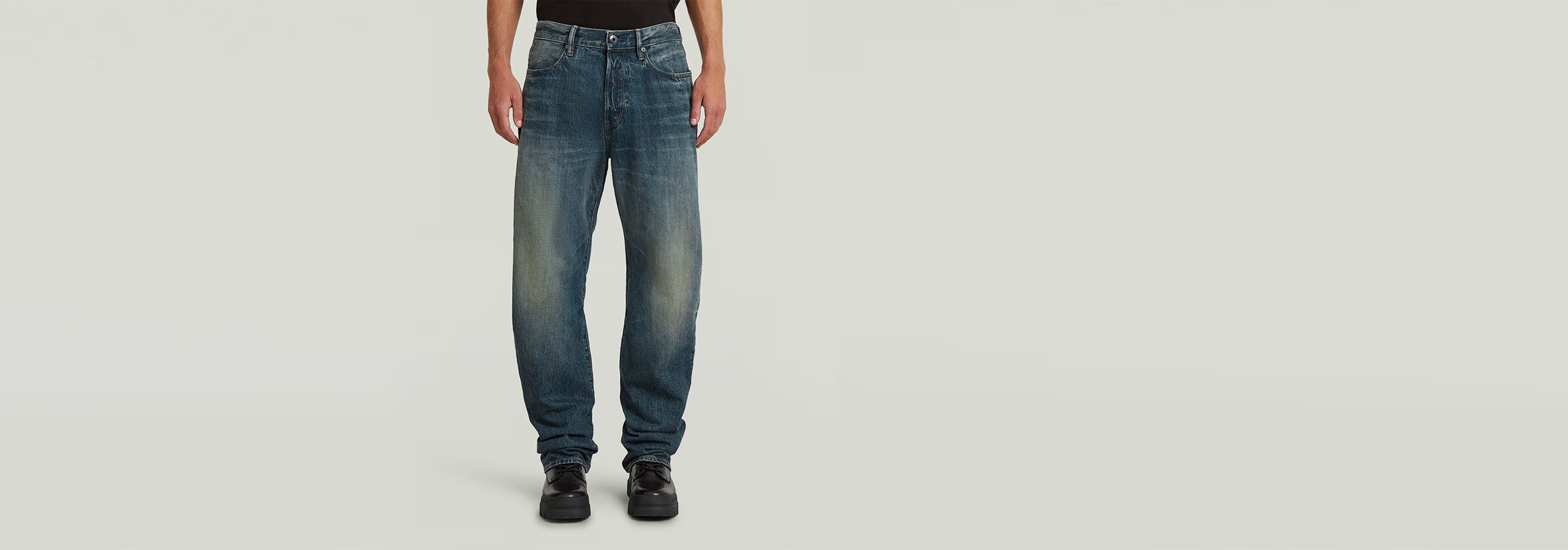 Jeans Contor Regular en color azul, con diseño de cinco bolsillos y corte regular para un ajuste cómodo.