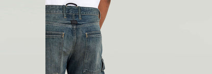 Vista trasera de los Jeans Contor Regular Cargo, destacando los bolsillos y diseño de corte recto en denim.