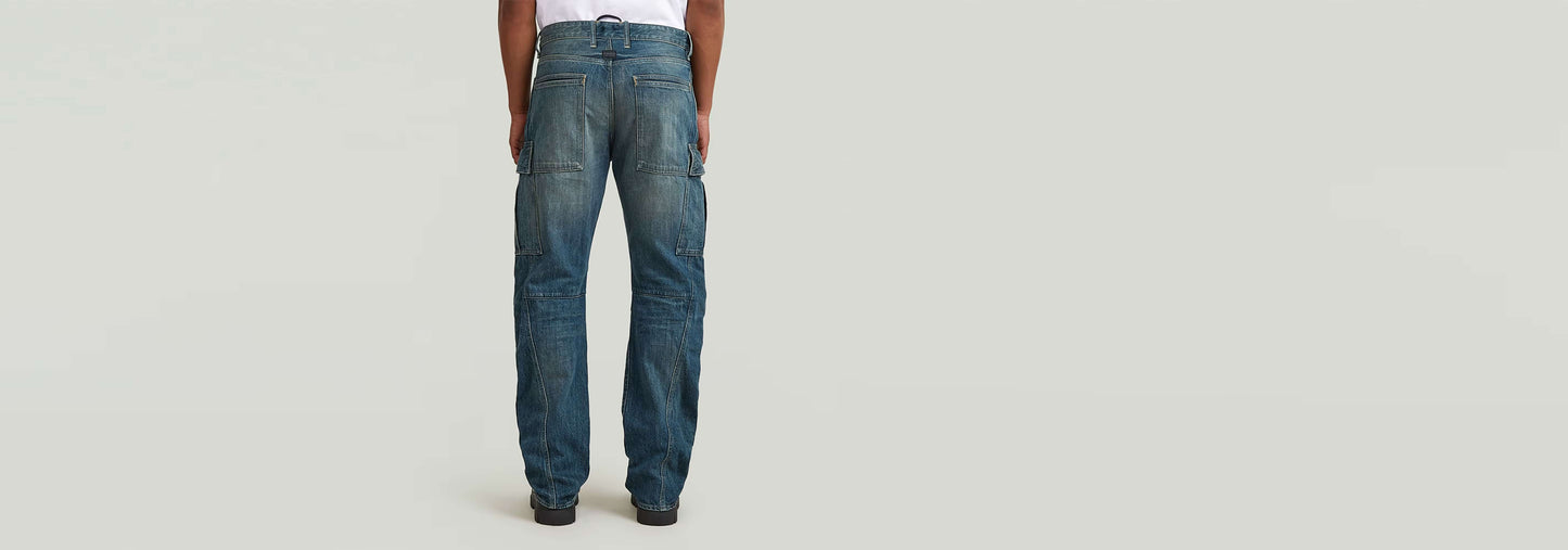 Vista trasera de los jeans Contor Regular Cargo, diseñados con un corte recto y bolsillos cargo.