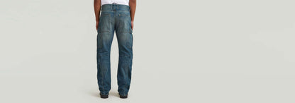 Vista trasera de los jeans Contor Regular Cargo, diseñados con un corte recto y bolsillos cargo.