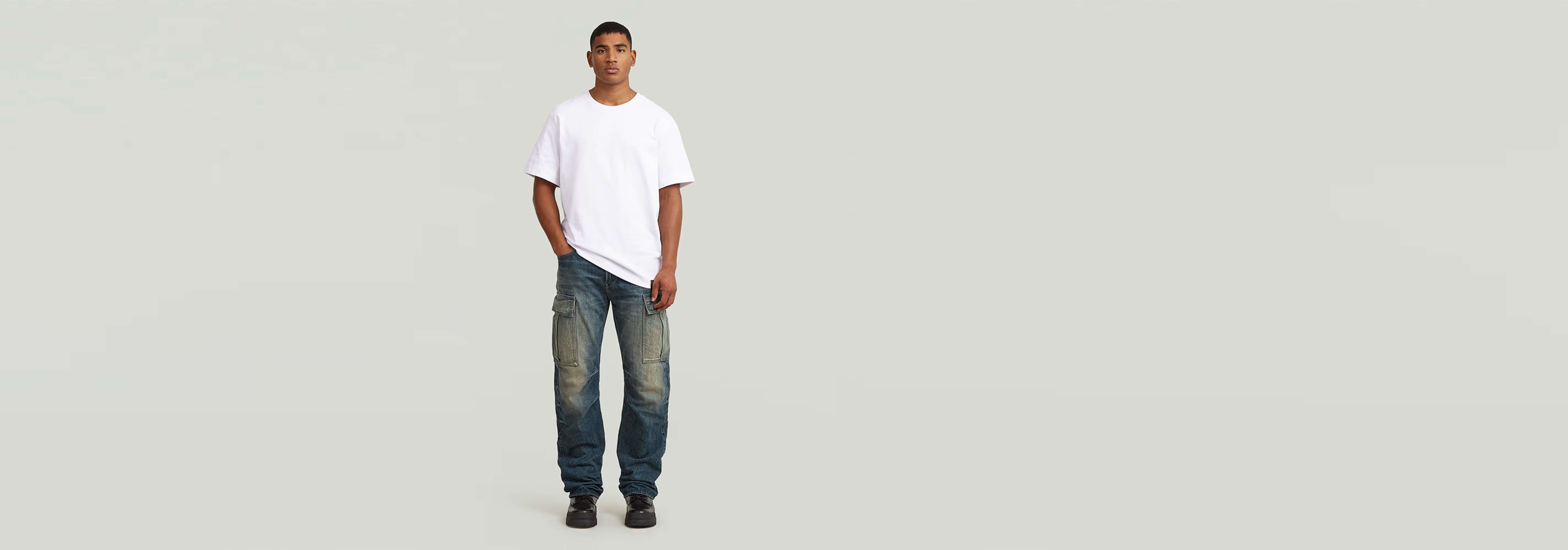 Modelo mostrando Jeans Contor Regular Cargo con camiseta blanca en fondo neutro.