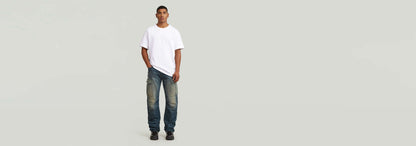 Modelo mostrando Jeans Contor Regular Cargo con camiseta blanca en fondo neutro.