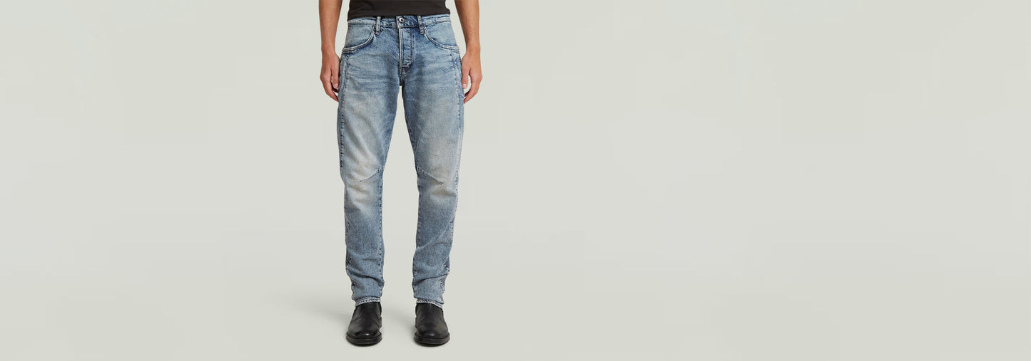 Jeans Contor Slim en un modelo de ajuste tridimensional, color azul, con cinco bolsillos y cierre de botones.