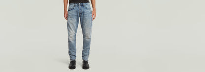 Jeans Contor Slim en un modelo de ajuste tridimensional, color azul, con cinco bolsillos y cierre de botones.