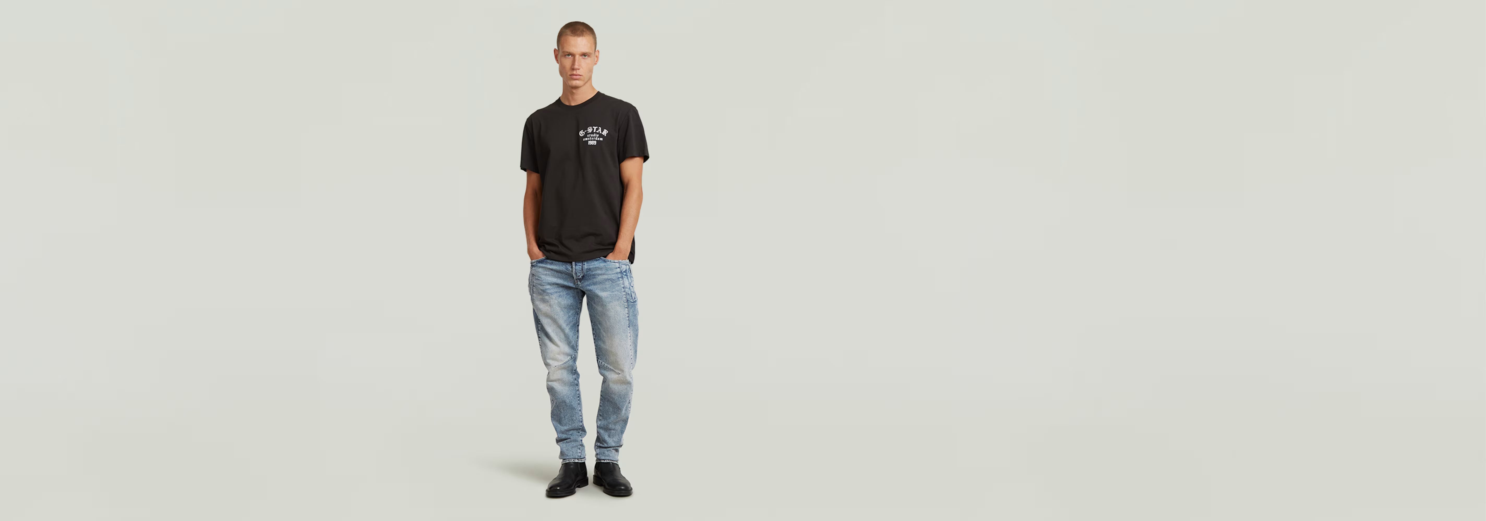 Modelo vistiendo Jeans Contor Slim con camiseta negra, mostrando un look casual y moderno.