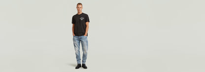 Modelo vistiendo Jeans Contor Slim con camiseta negra, mostrando un look casual y moderno.