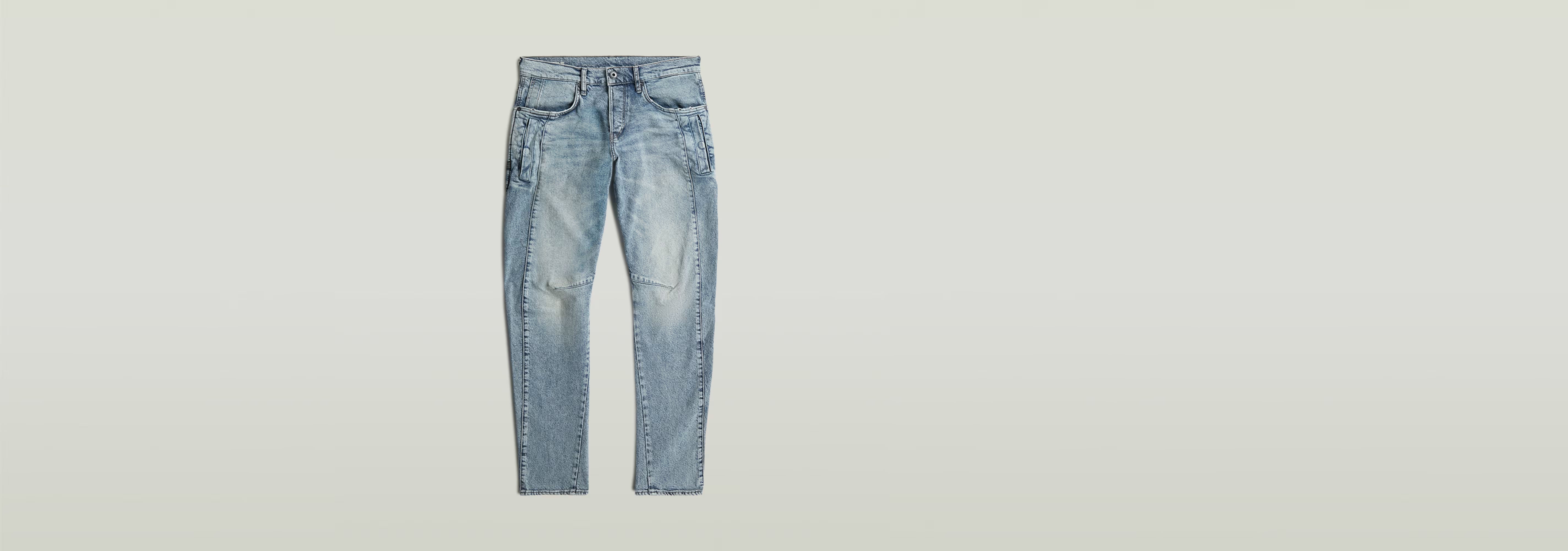Jeans Contor Slim en color azul claro, diseño 3D con cierre de botones y cinco bolsillos.