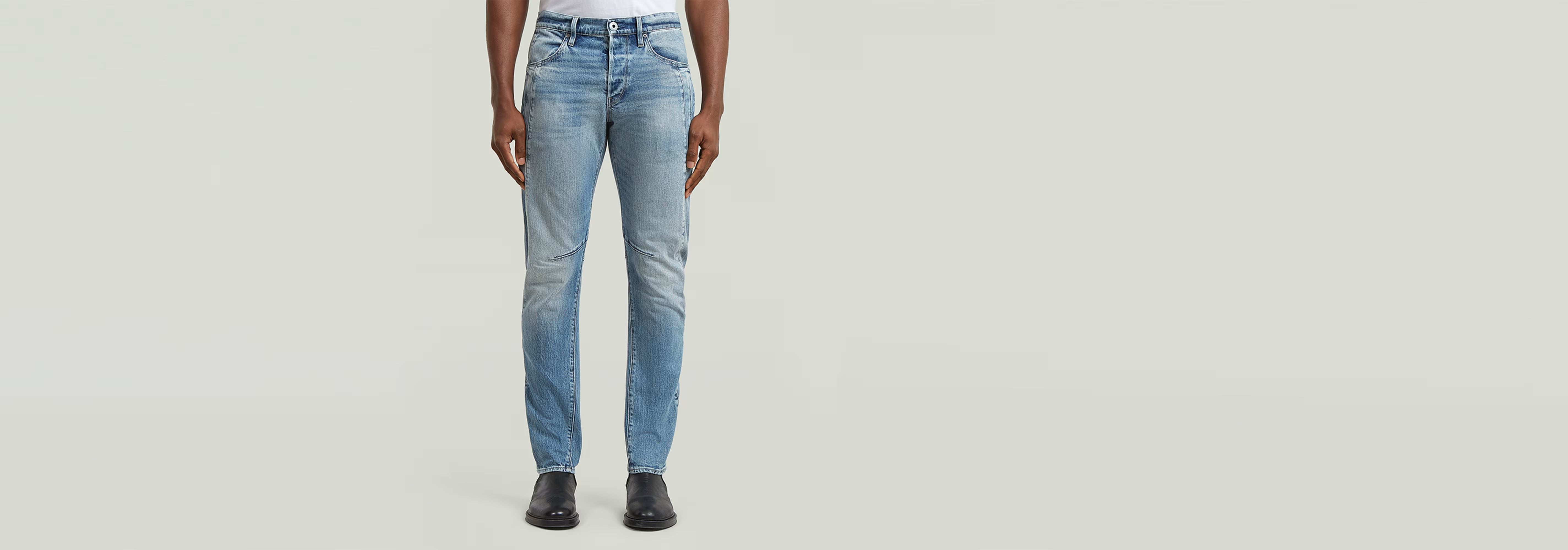 Modelo vistiendo Jeans Contor Slim con diseño clásico y construcción ergonómica 3D.