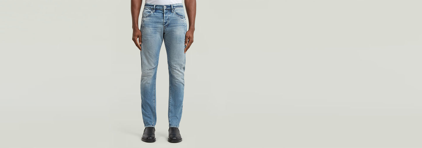 Modelo vistiendo Jeans Contor Slim con diseño clásico y construcción ergonómica 3D.