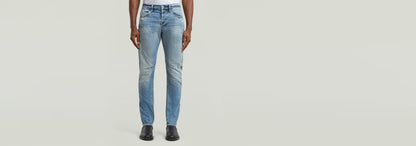 Modelo vistiendo Jeans Contor Slim con diseño clásico y construcción ergonómica 3D.