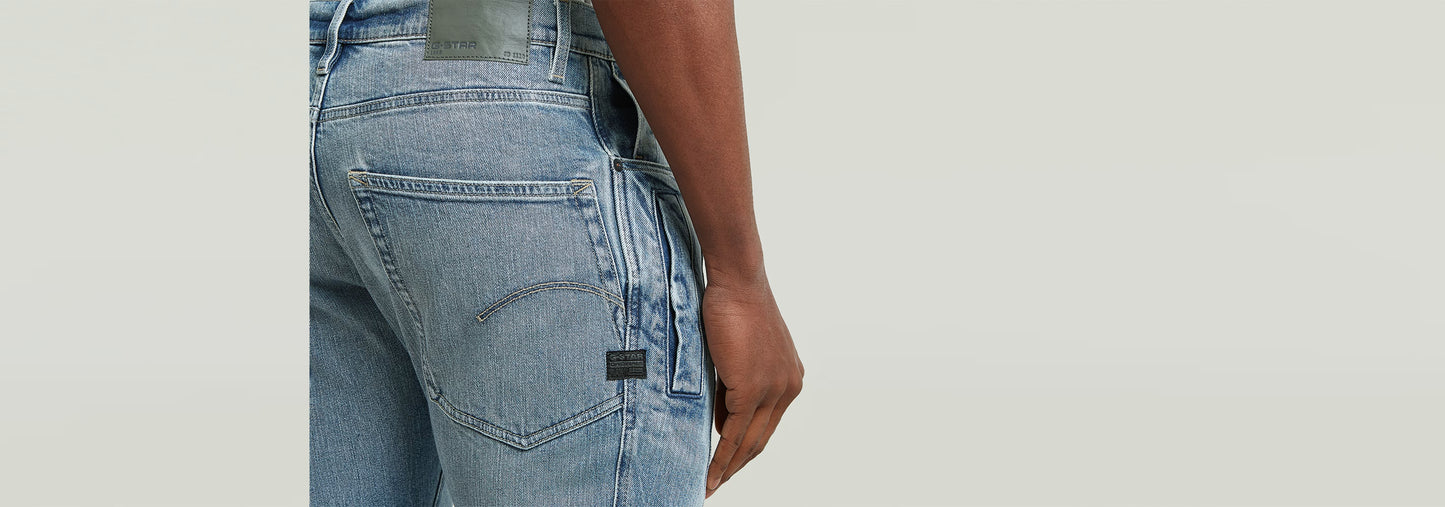 Detalle de la parte posterior de los jeans Contor Slim con diseño ergonómico y cinco bolsillos.