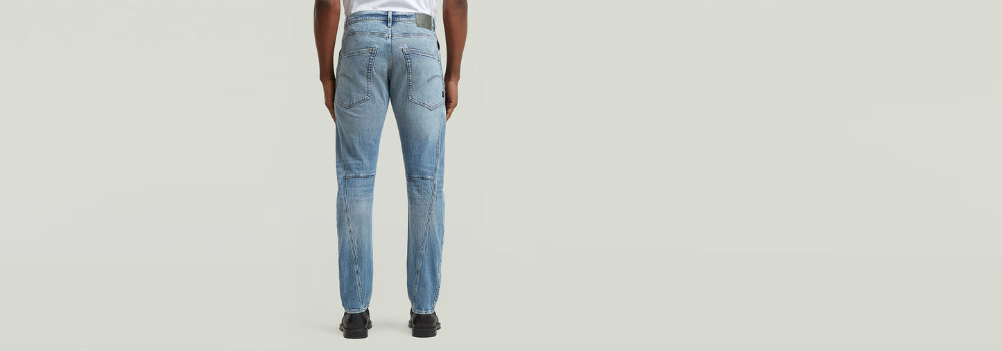 Jeans Contor Slim vista trasera, diseño clásico con cinco bolsillos y construcción 3D