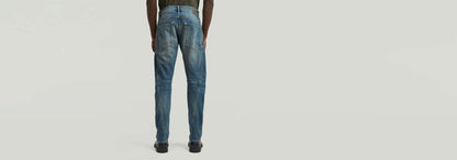 Jeans Contor Slim vista trasera, diseño 3D y ajuste cómodo para un look moderno y estilizado.