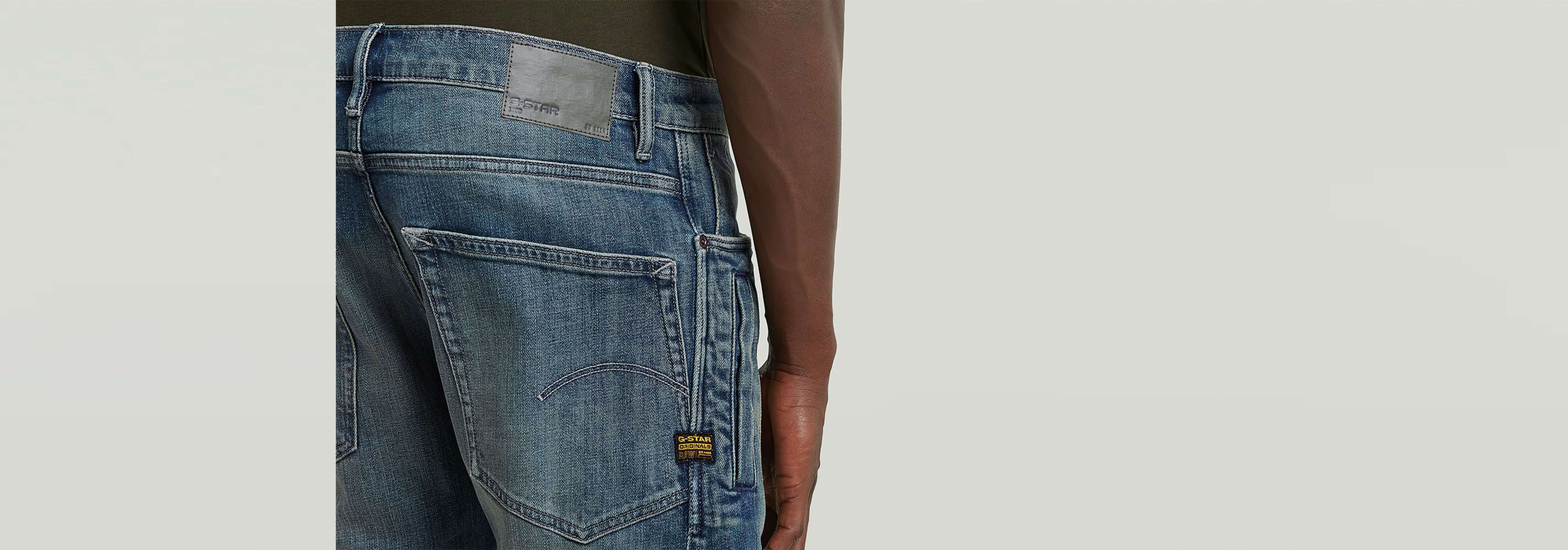 Detalle de los Jeans Contor Slim mostrando su construcción 3D y bolsillos traseros.