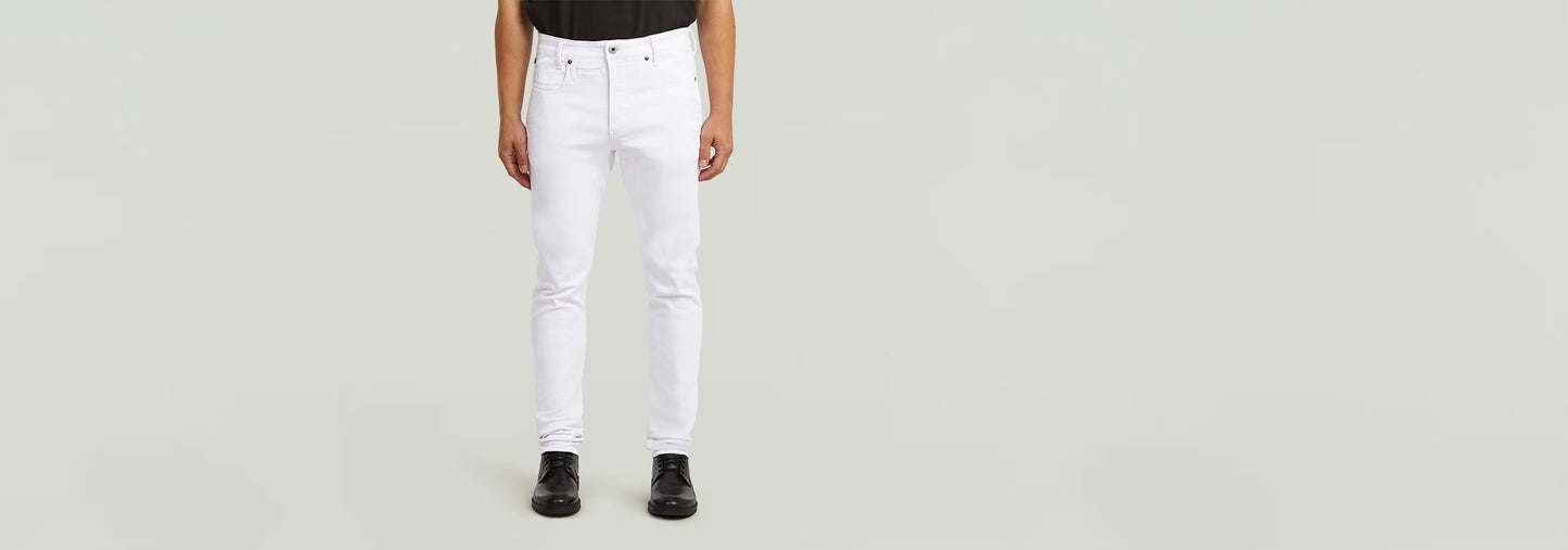 Jeans D-Staq Slim en blanco, con ajuste ajustado, parte de la colección Anatomic Denim, en fondo neutro.