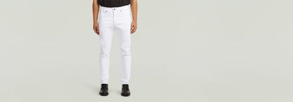 Jeans D-Staq Slim en blanco, con ajuste ajustado, parte de la colección Anatomic Denim, en fondo neutro.