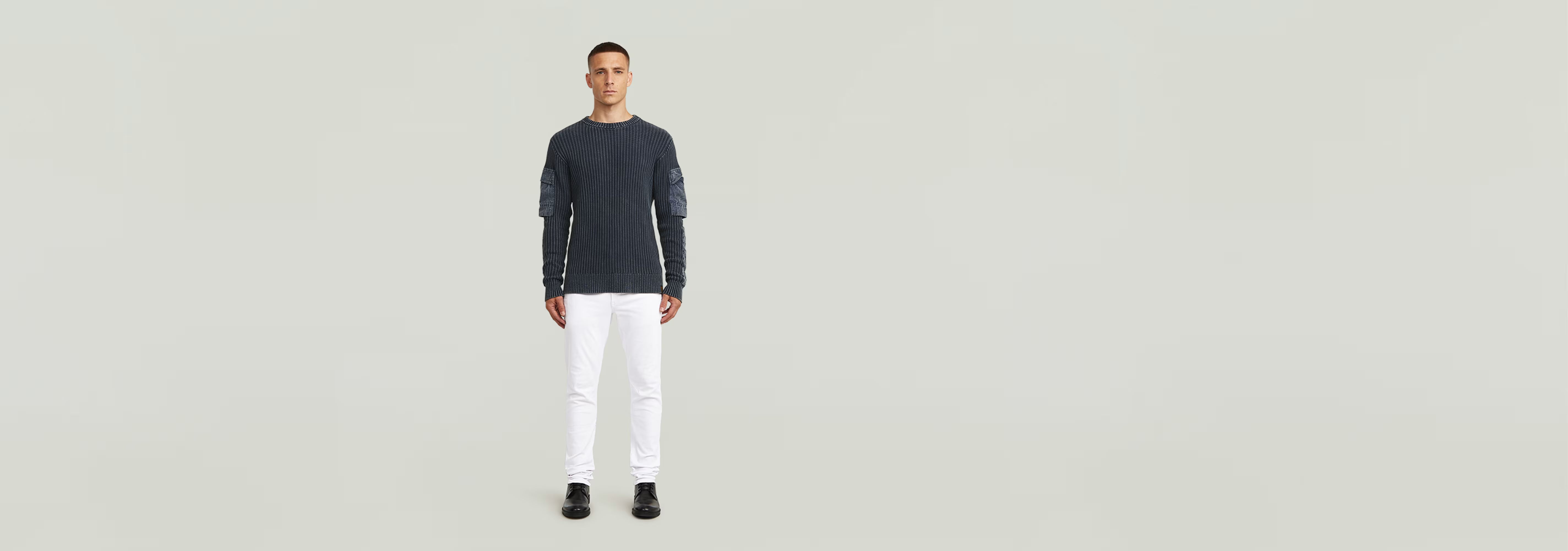 Modelo vistiendo Jeans D-Staq Slim con camiseta de manga larga en fondo neutro.