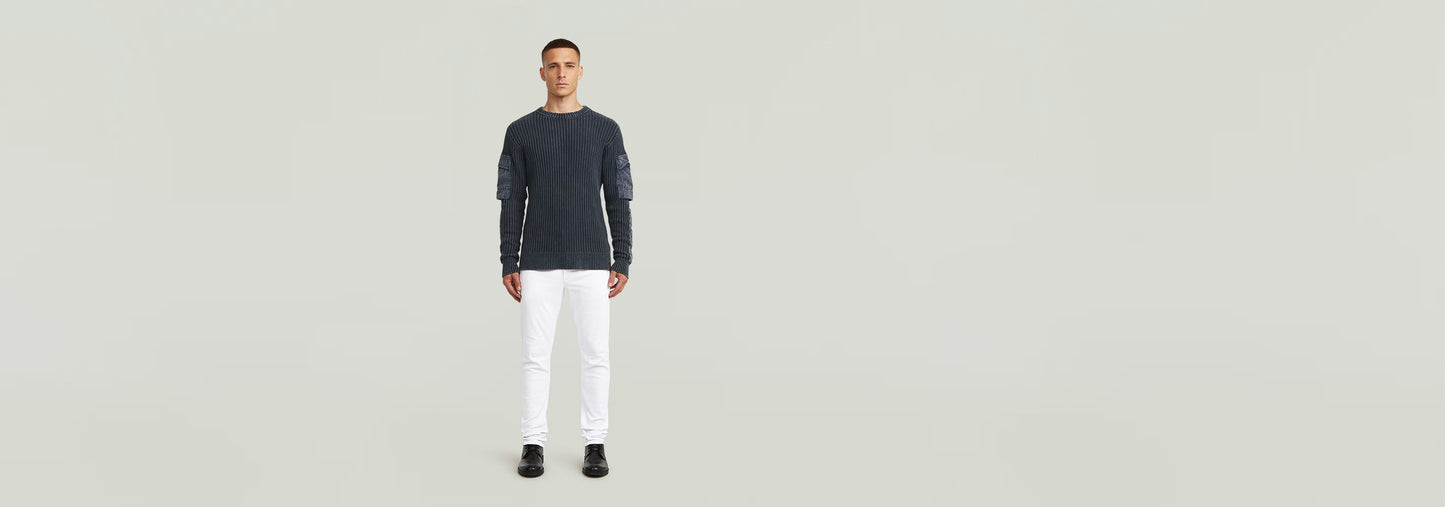 Modelo vistiendo Jeans D-Staq Slim con camiseta de manga larga en fondo neutro.