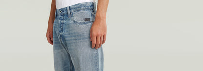Jeans Dakota Regular Straight en color azul claro, mostrando un diseño clásico de pierna recta y detalle de bolsillo.
