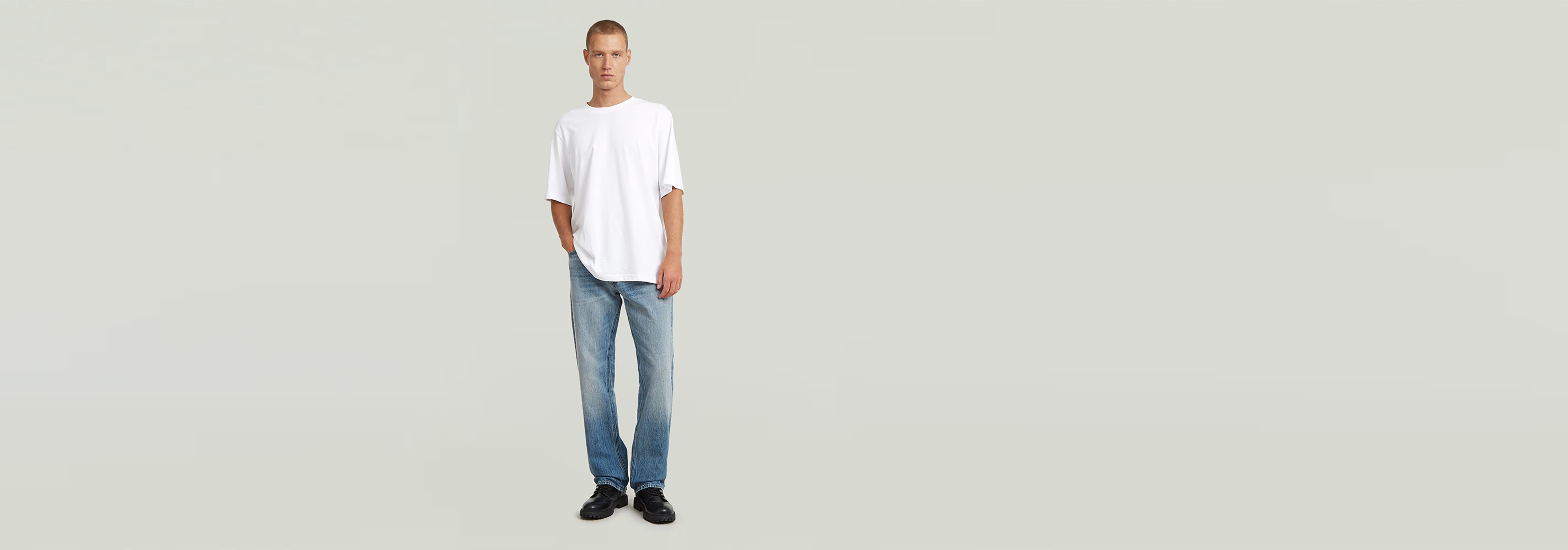 Hombre modelando Jeans Dakota Regular Straight con camiseta blanca, estilo relajado y cómodo.