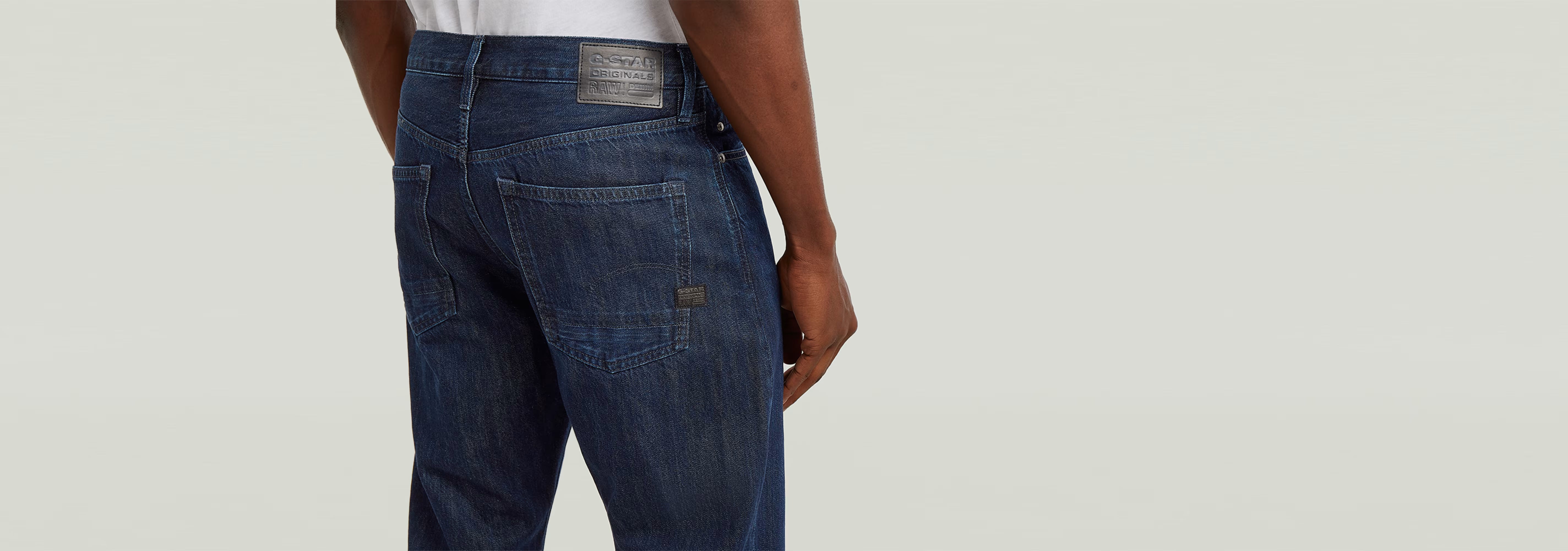 Modelo usando Jeans Dakota Regular Straight desde atrás, mostrando los detalles y el ajuste clásico.