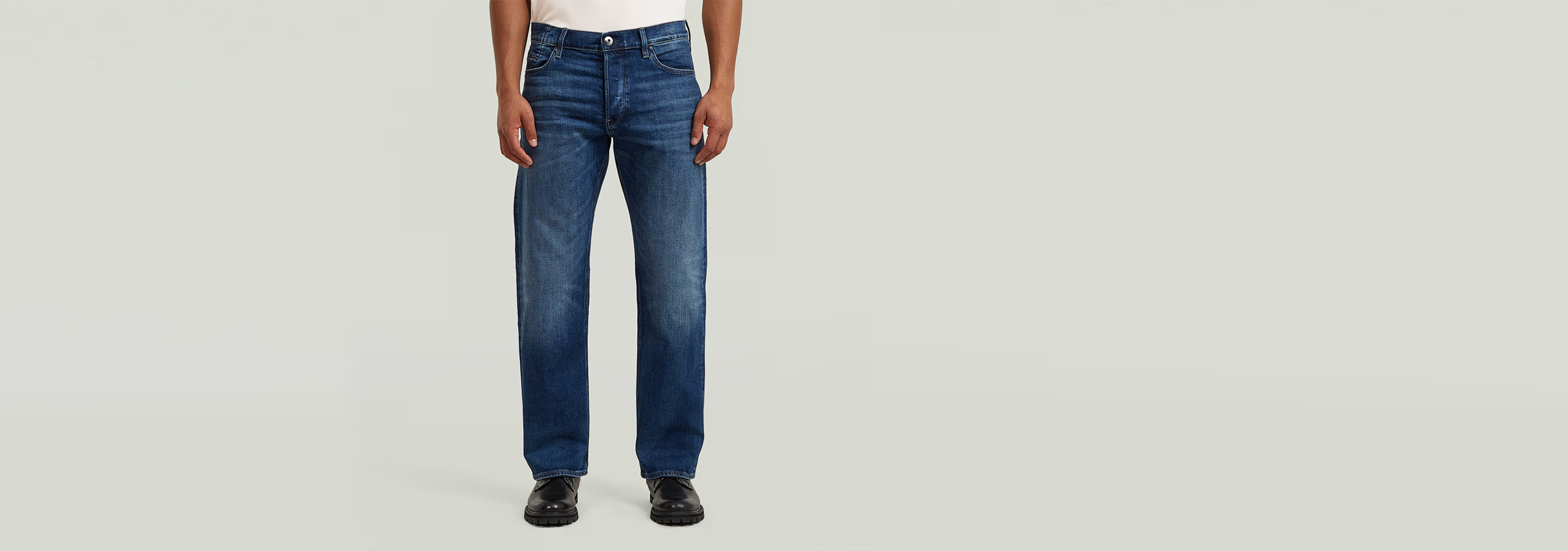 Jeans Dakota Regular Straight worn by a model, showcasing classic straight-leg design and medium rise.