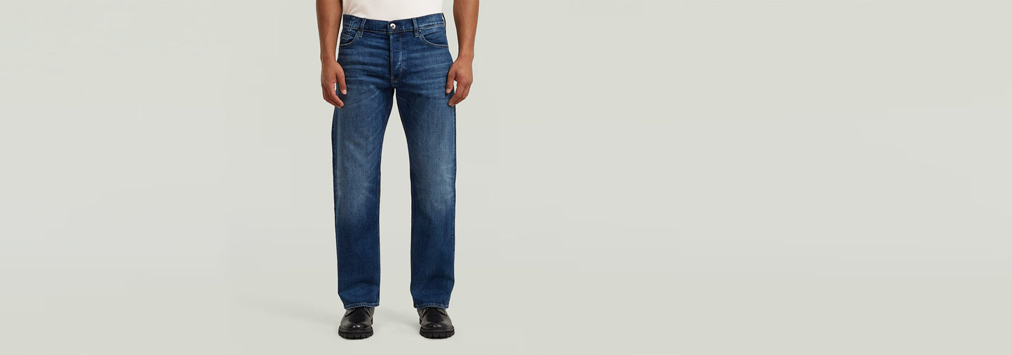Jeans Dakota Regular Straight worn by a model, showcasing classic straight-leg design and medium rise.