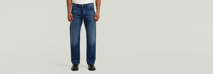 Jeans Dakota Regular Straight worn by a model, showcasing classic straight-leg design and medium rise.