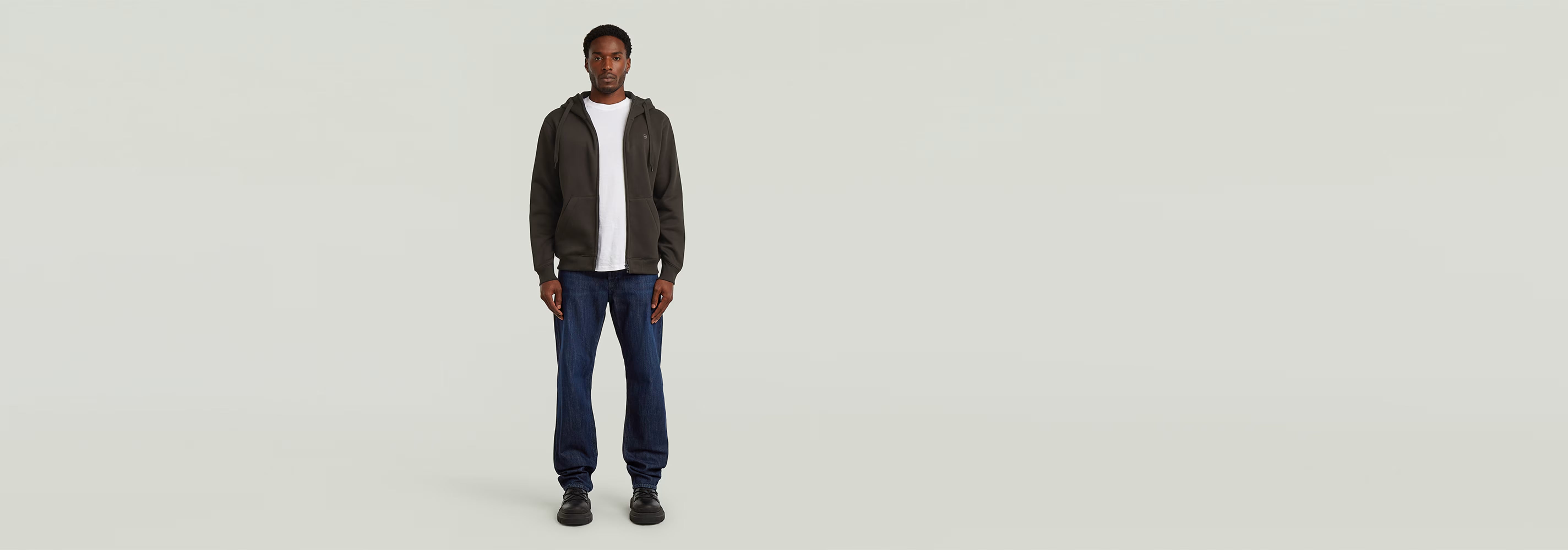 Hombre usando Jeans Dakota Regular Straight con chaqueta y camiseta, estilo casual moderno.