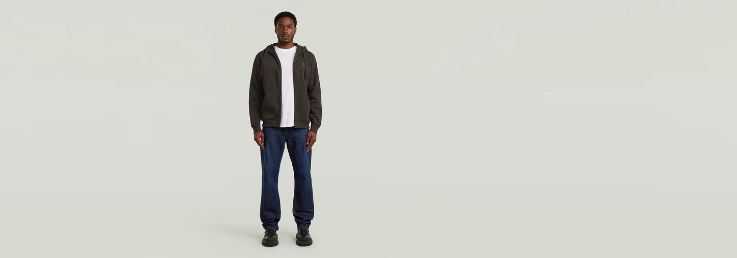 Hombre usando Jeans Dakota Regular Straight con chaqueta y camiseta, estilo casual moderno.