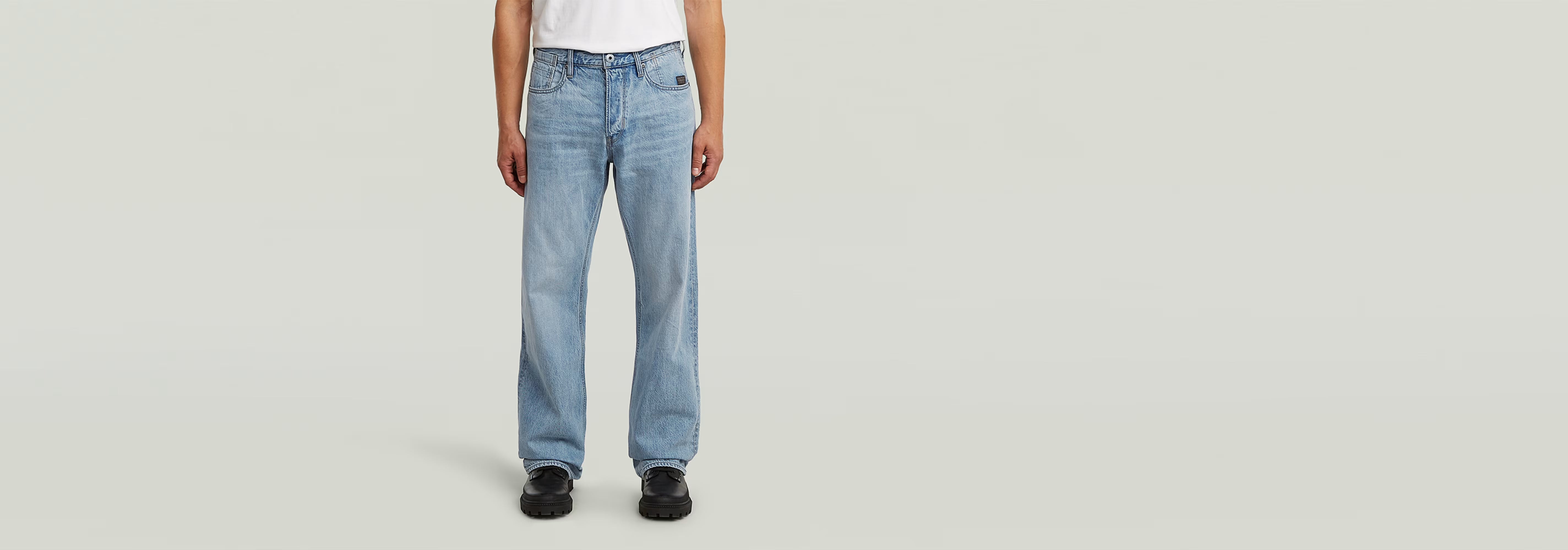 Jeans Deeggie Relaxed Straight, mostrando un ajuste recto y cómodo, con diseño clásico y cinco bolsillos.