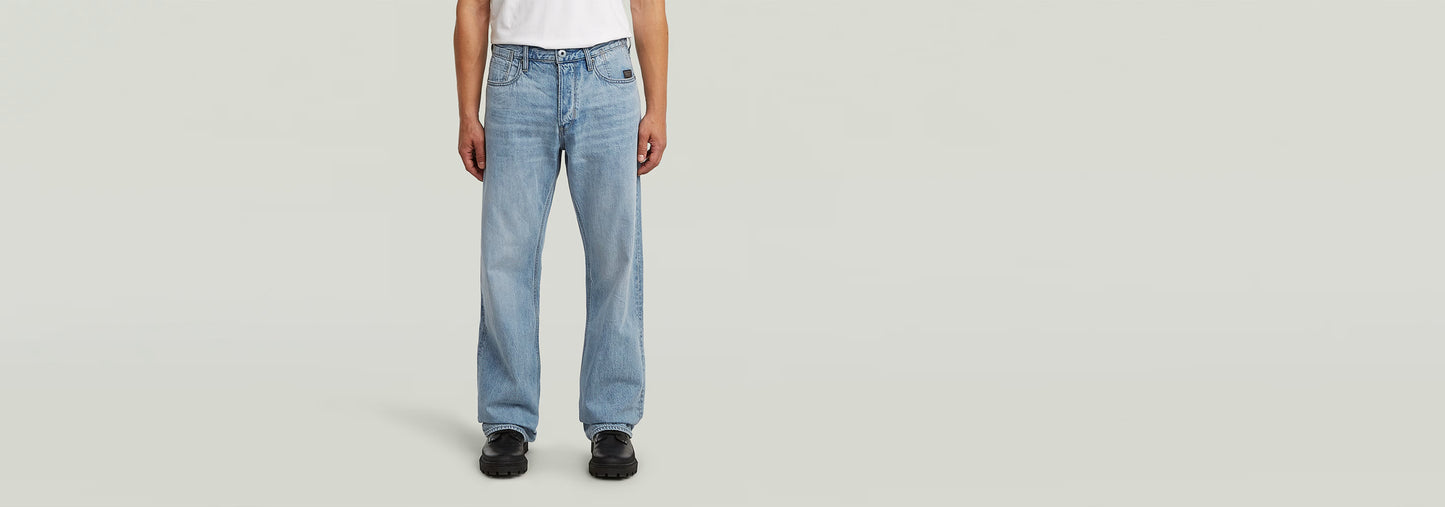 Jeans Deeggie Relaxed Straight, mostrando un ajuste recto y cómodo, con diseño clásico y cinco bolsillos.