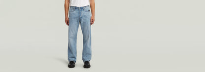 Jeans Deeggie Relaxed Straight, mostrando un ajuste recto y cómodo, con diseño clásico y cinco bolsillos.
