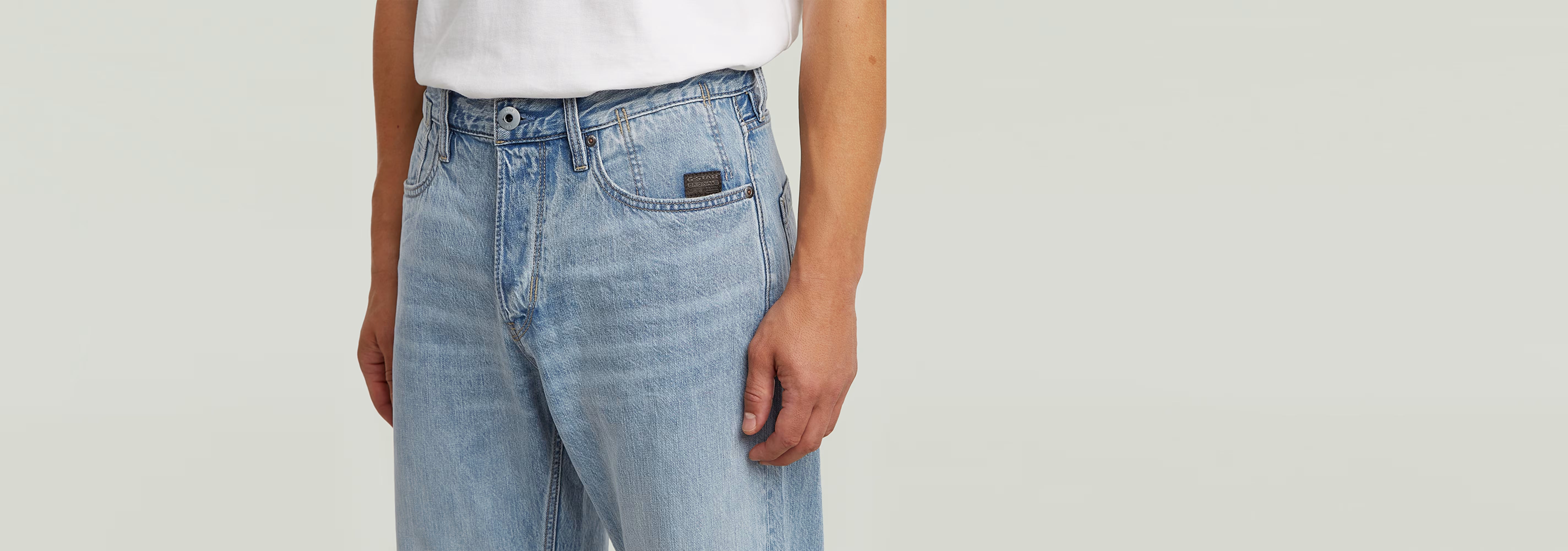 Jeans Deeggie Relaxed Straight worn with a white t-shirt, showcasing a contemporary fit and classic design.