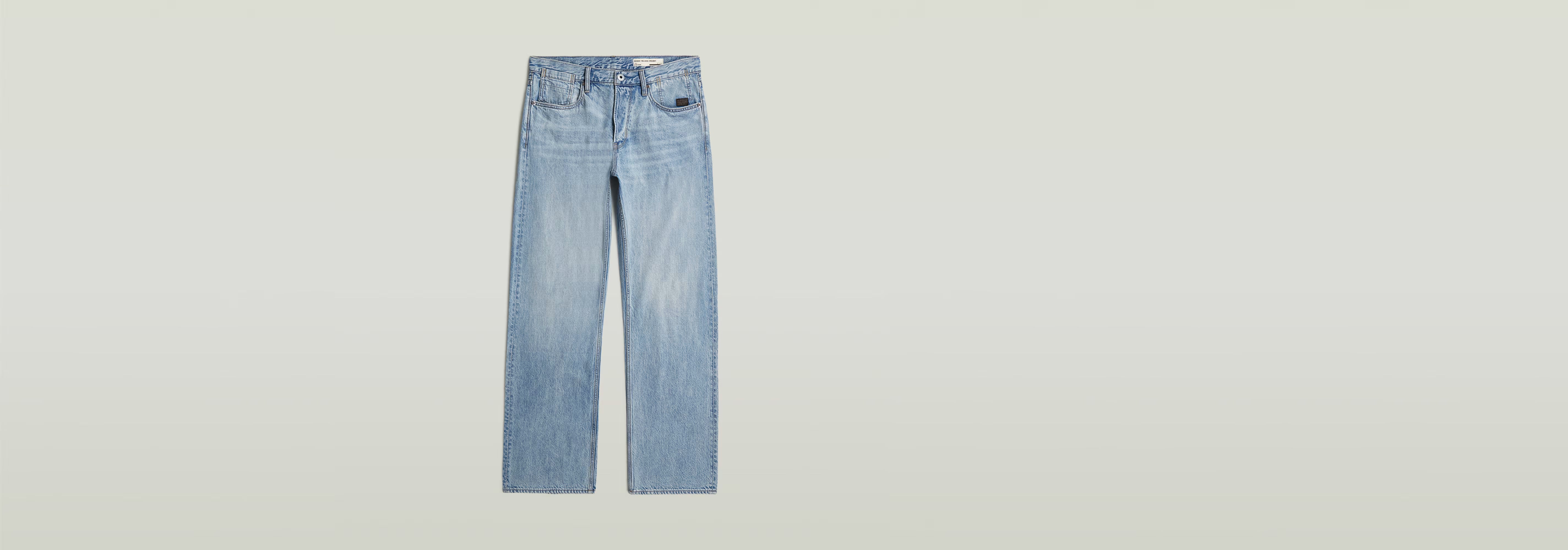 Jeans Deeggie Relaxed Straight en denim claro, diseño clásico de cinco bolsillos, ajuste cómodo y relajado.