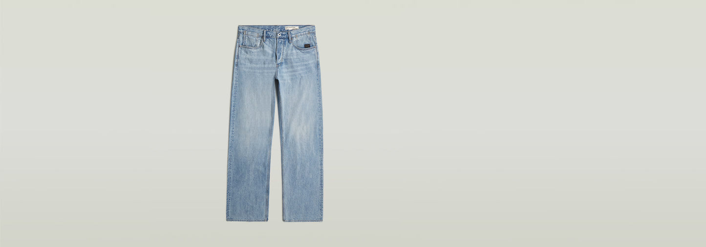 Jeans Deeggie Relaxed Straight en denim claro, diseño clásico de cinco bolsillos, ajuste cómodo y relajado.