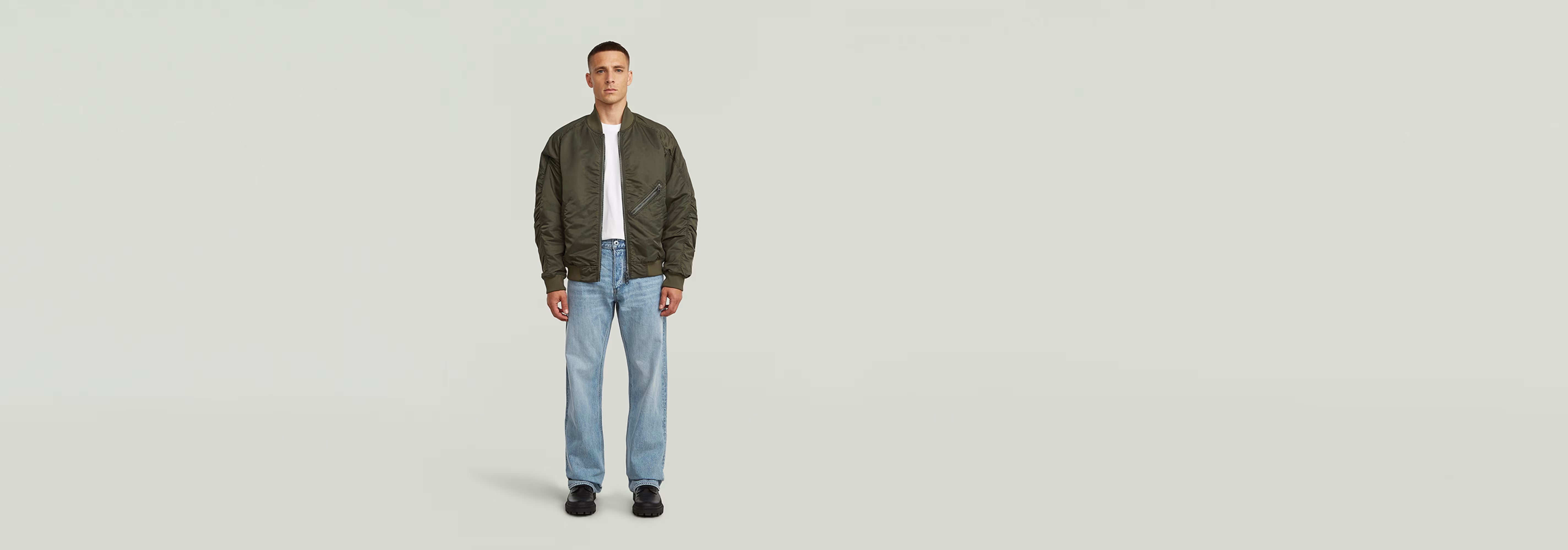 Modelo usando Jeans Deeggie Relaxed Straight con chaqueta, estilo casual y moderno.