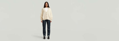 Mujer usando jeans G-STAR Lennoxx Slim Straight con una chaqueta color crema en fondo claro.