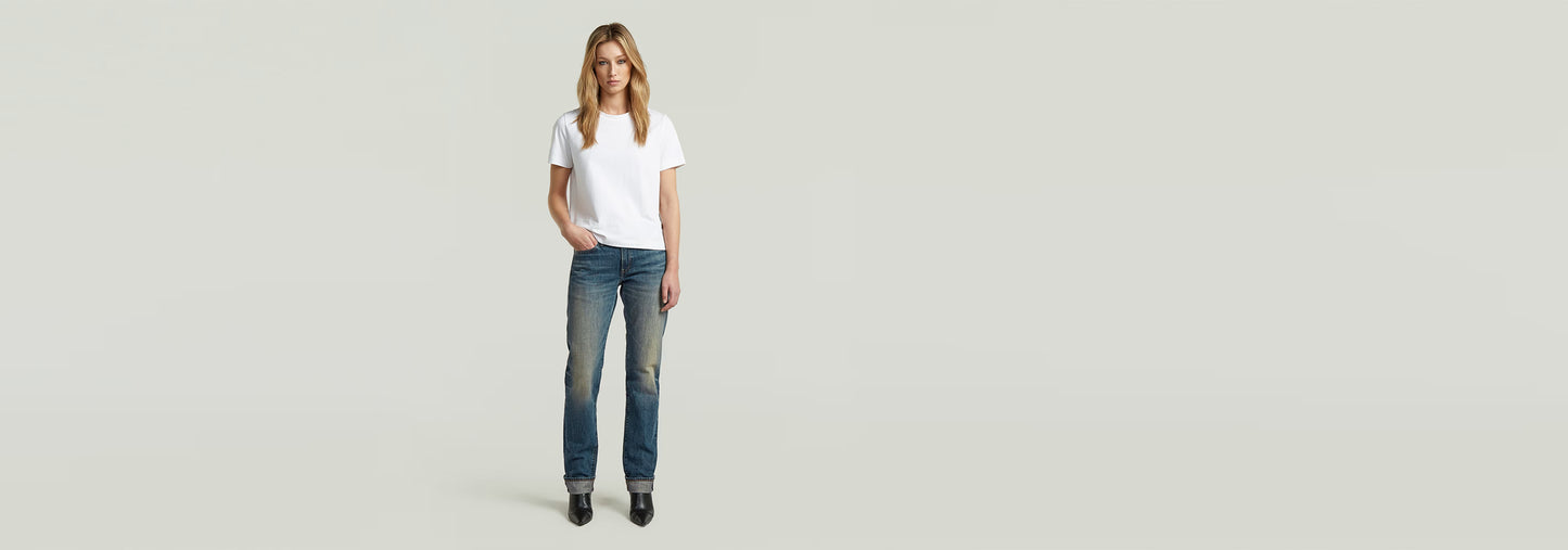 Jeans G-STAR Lennoxx Slim Straight mujer con camiseta blanca en fondo neutro.