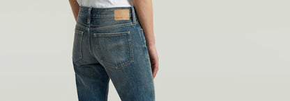 Jeans G-STAR Lennoxx Slim Straight mostrando el diseño clásico con cinco bolsillos y etiqueta en la parte trasera.