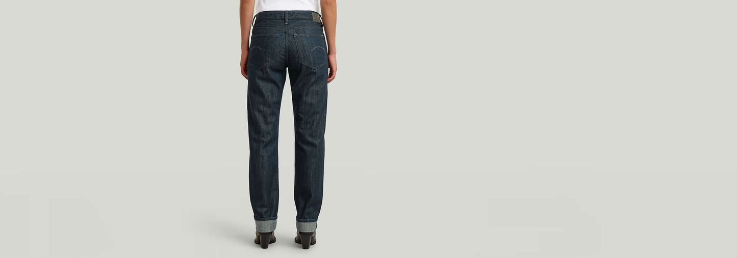 Jeans G-STAR Lennoxx Slim Straight vistos desde atrás, con corte recto y detalle en el dobladillo.