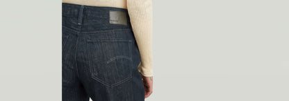 Vista posterior de los jeans G-Straight mostrando la etiqueta de G-STAR y detalles de diseño.